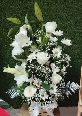 Arreglo floral de margaritas, lirios y rosas blancas Floristería Tropicana. La Habana, Cuba