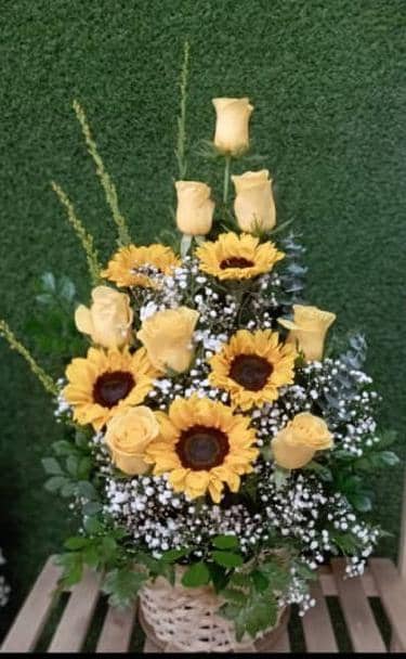 Arreglo_rosas_y_girasoles_Floristera_Tropicana