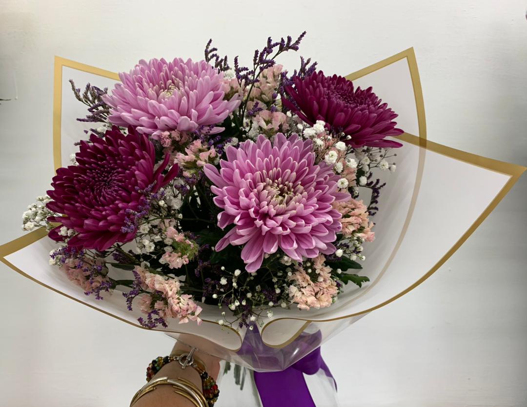 Ramo_de_crisantemos_en_tonos_morados__Floristera_Tropicana