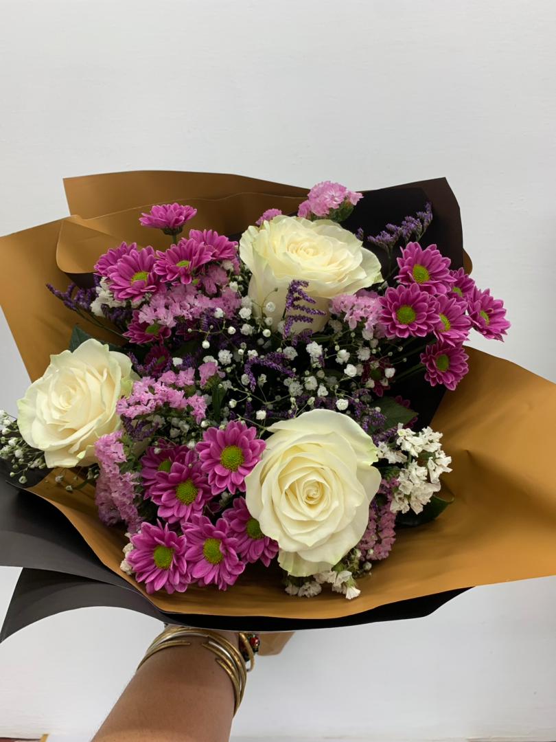 Ramo_de_rosas_blancas_con_variedades_en_morado__Floristera_Tropicana