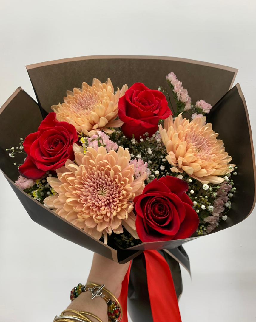 Ramo_de_rosas_rojas_y_crisantemos__Floristera_Tropicana