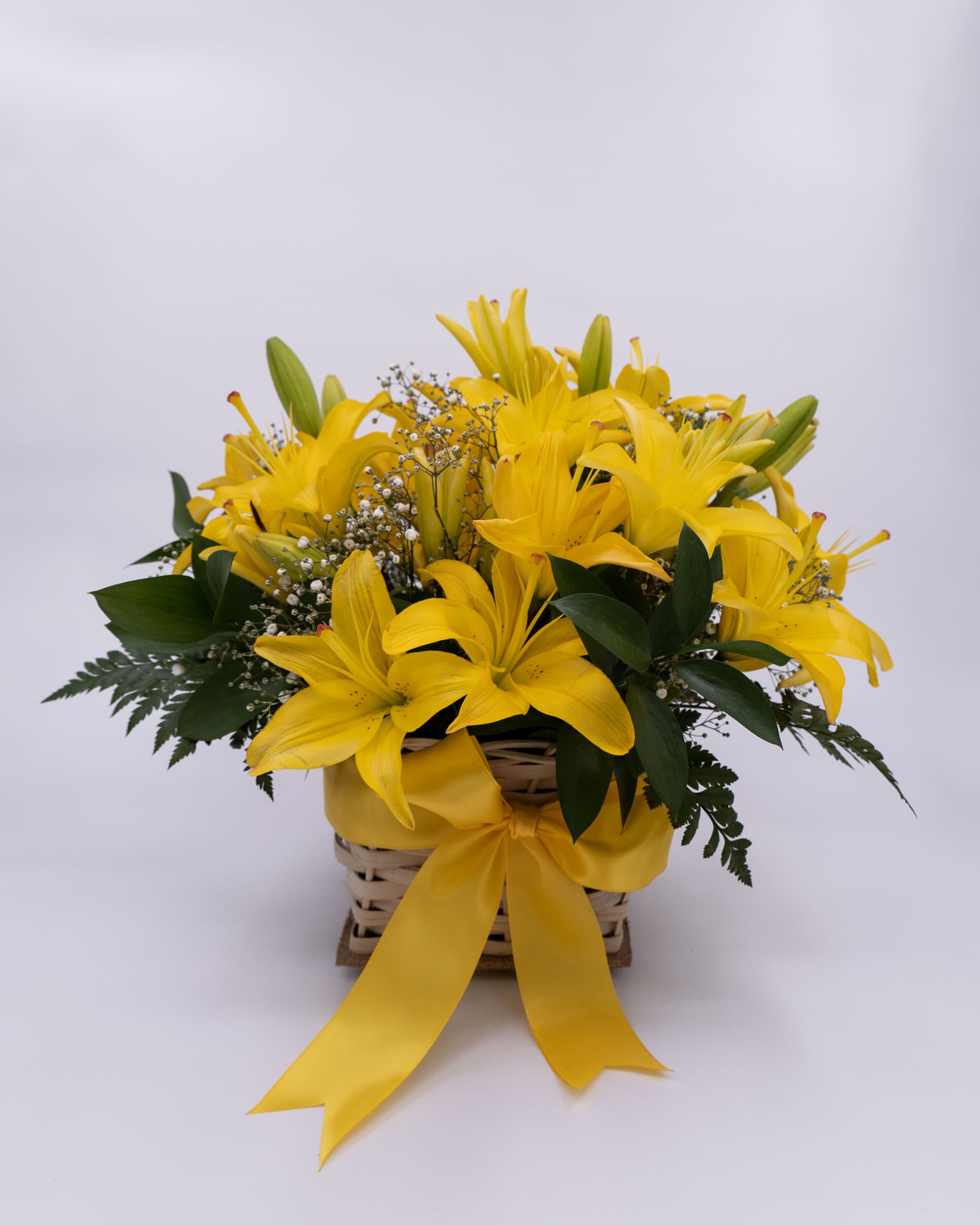 cesta_lirios_amarillos