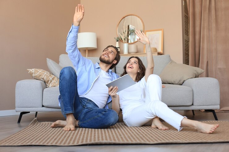 feliz-pareja-sentada-planificando-nueva-decoracion-hogar-casa-tableta-renovacion-diseno-interiores-nueva-casa_484651-7014