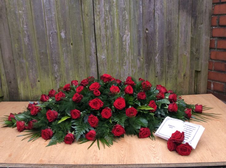 Композиція із червоних квітів на похорон " Остання дорога"