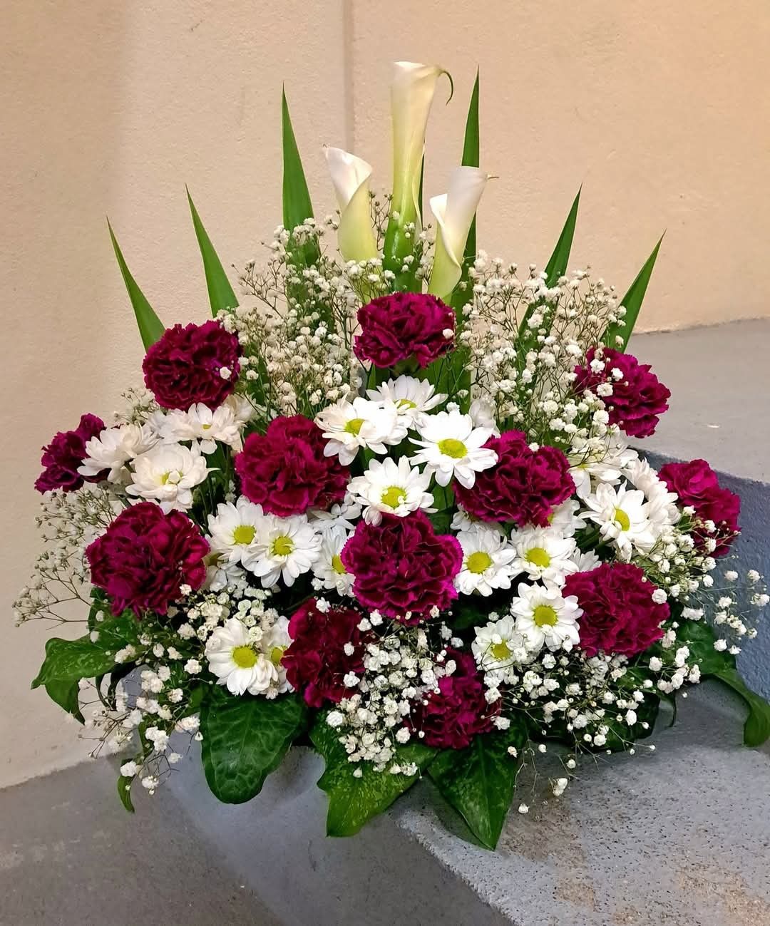 Композиція із живих квітів для похорону "Світла журба"