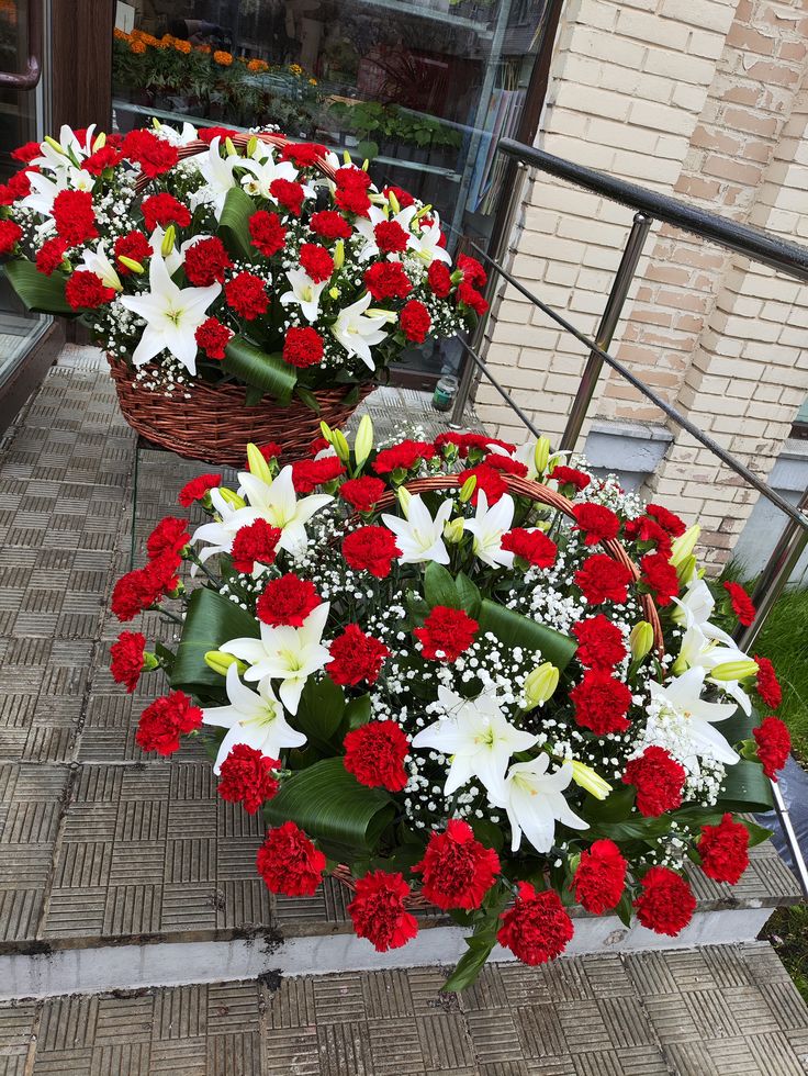 Корзина із червоних гвоздик та білих лілій