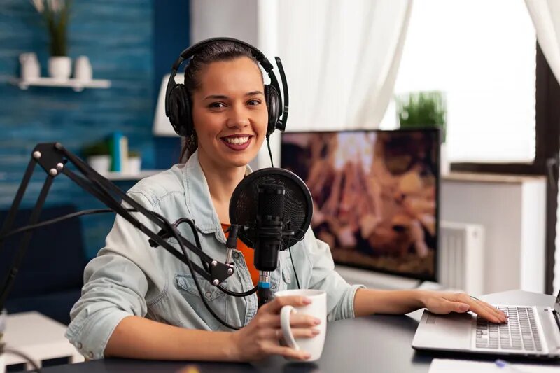 mujer-sonriendo-funciones-sociales-del-periodismo