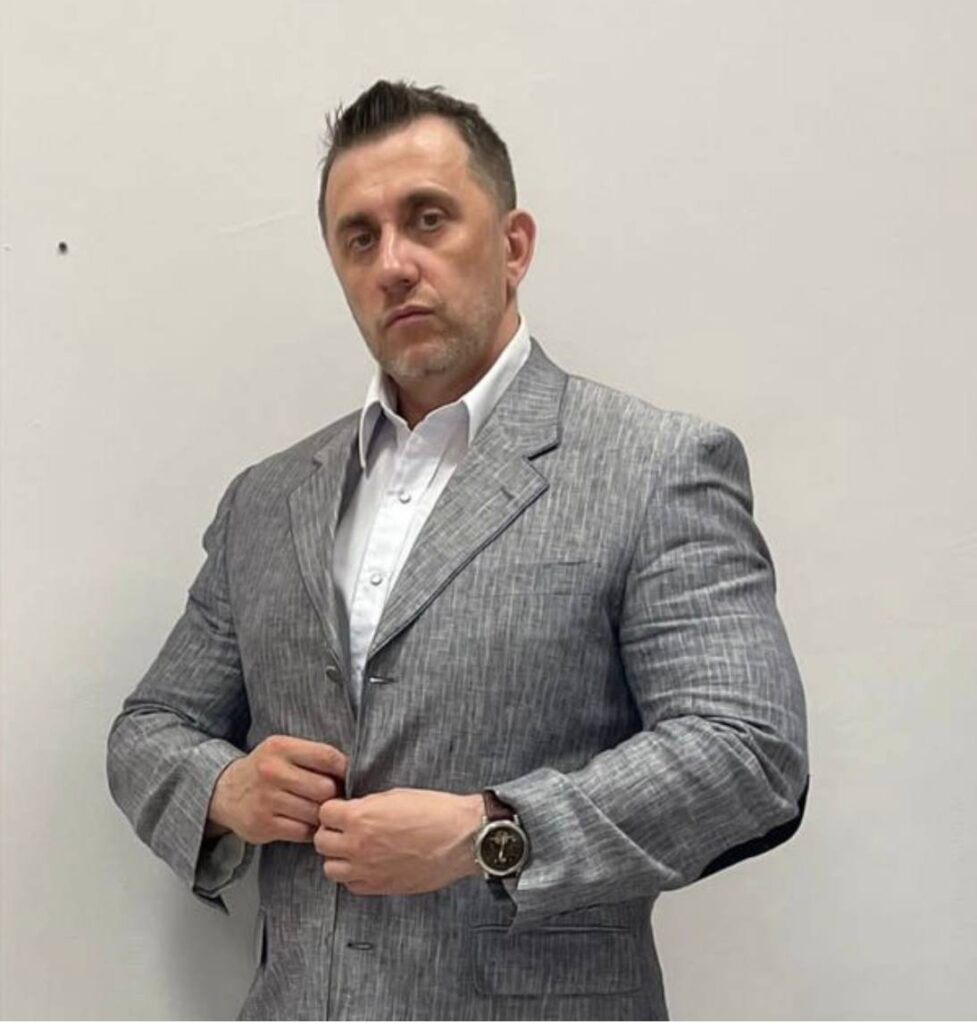 photo_5046771394288921608_y-977x1024