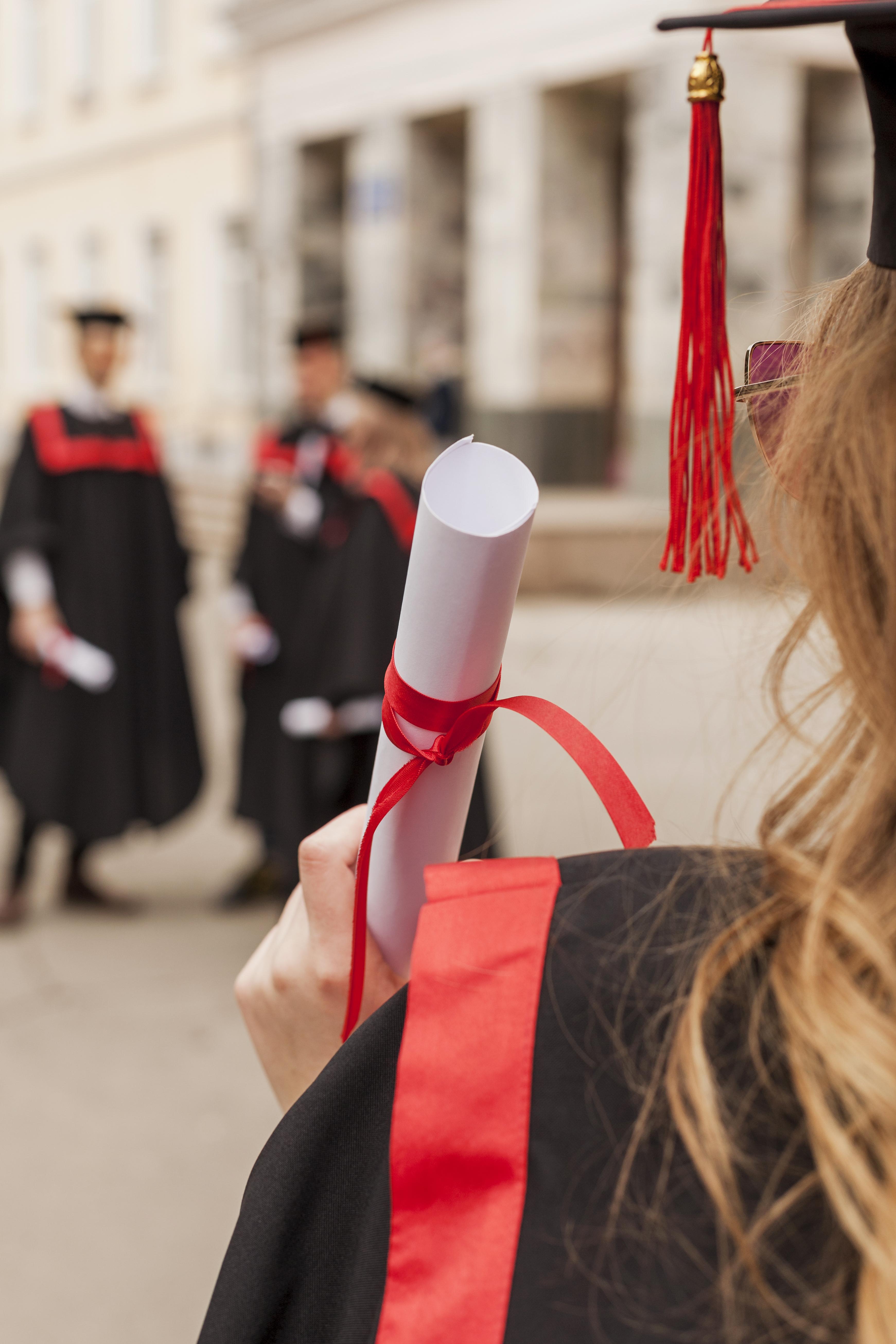studenty-na-vypusknoi-ceremonii
