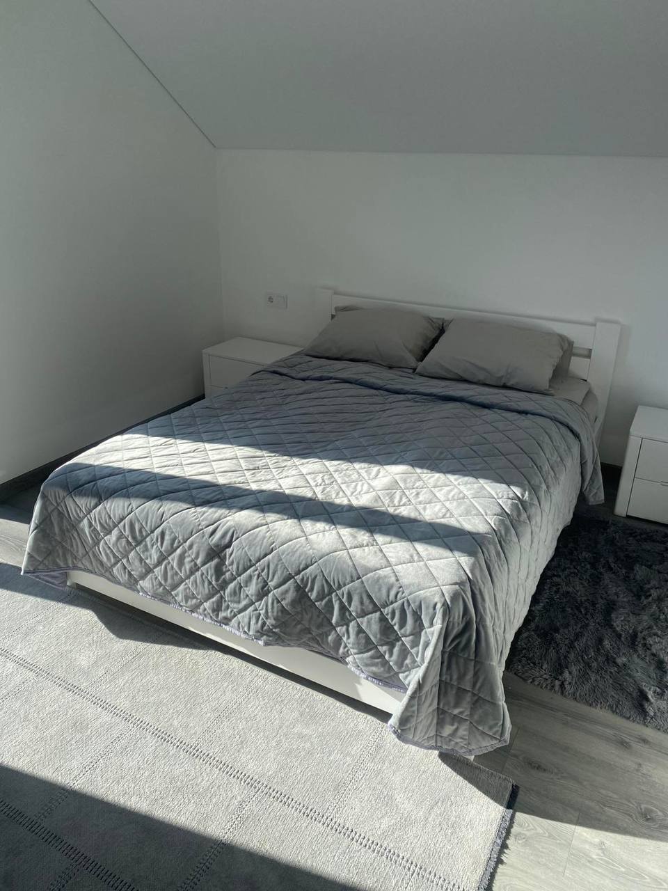 кровать_с_покрывалом_комната1