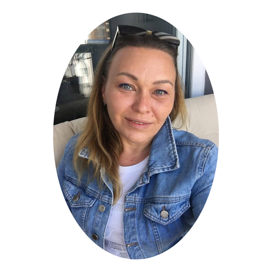 A_bag_with_a_handle_that_can_be_tucked_or_folded_inside_to_turn_it_into_a_clutch__1080_x_1080_piks__1