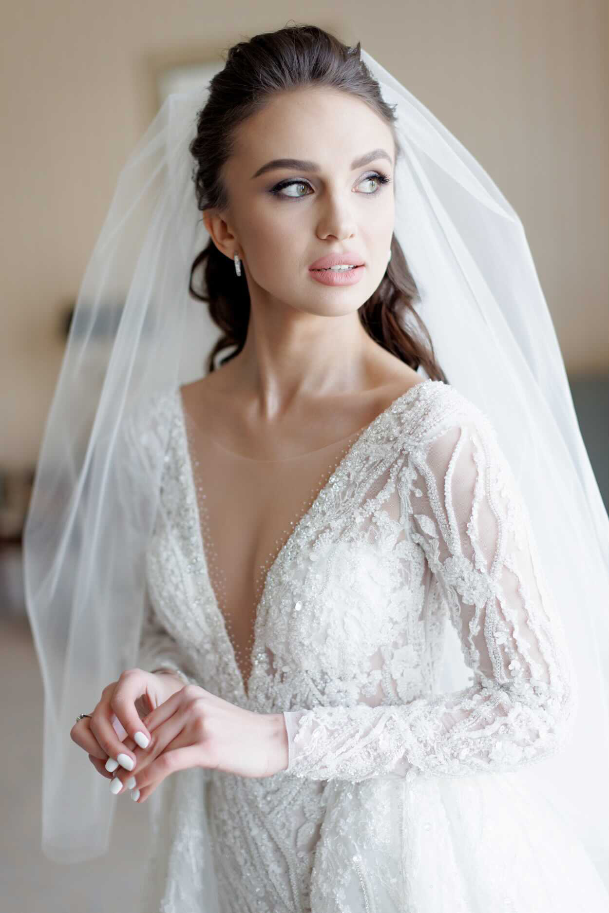 wedding hairstyle photo - soft curls and veil