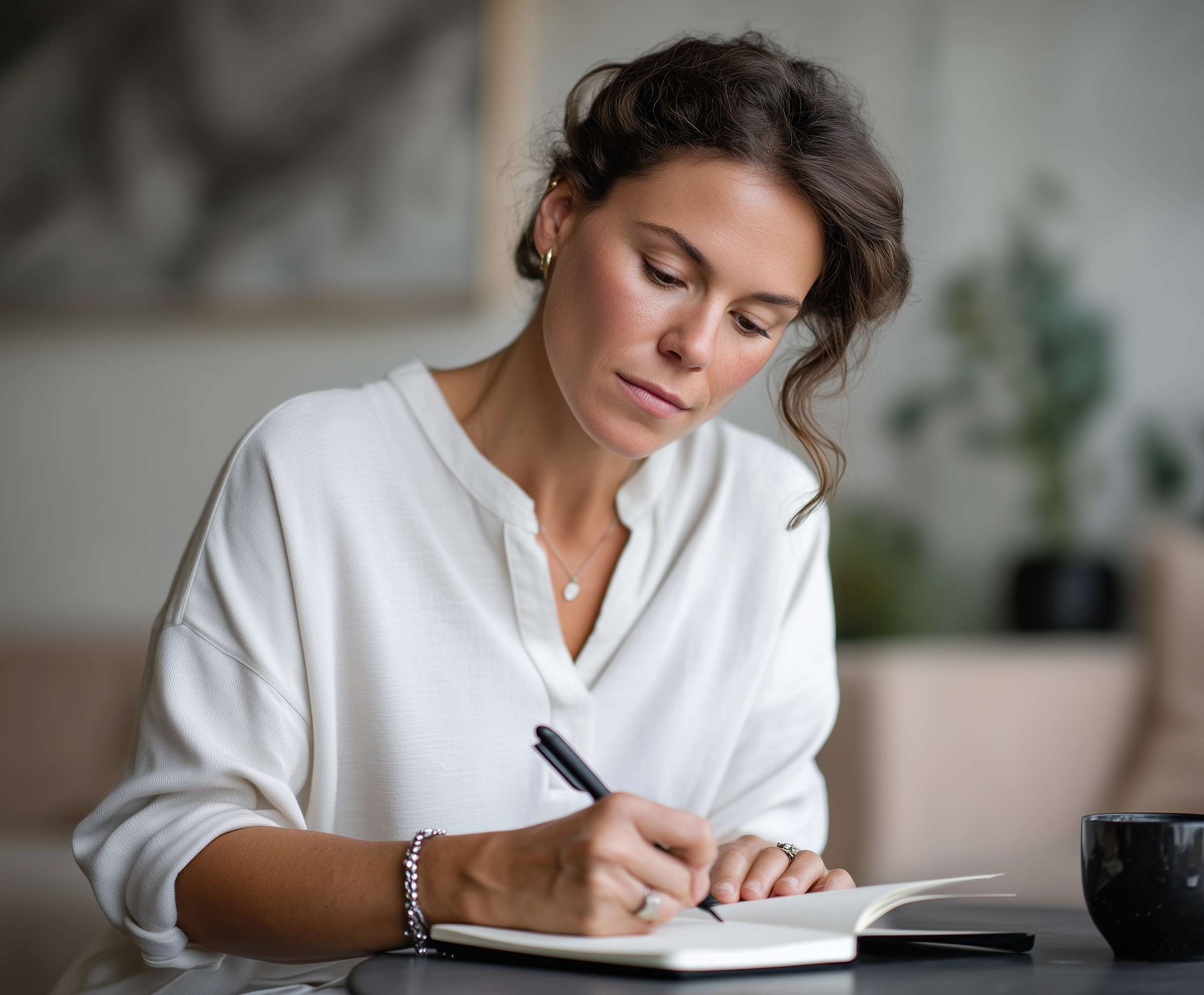 applepie_imit_photographer_of_a_female_author_making_notes_in_a_f6aad074-36d6-4f17-98ce-3662498f57ae_JPG