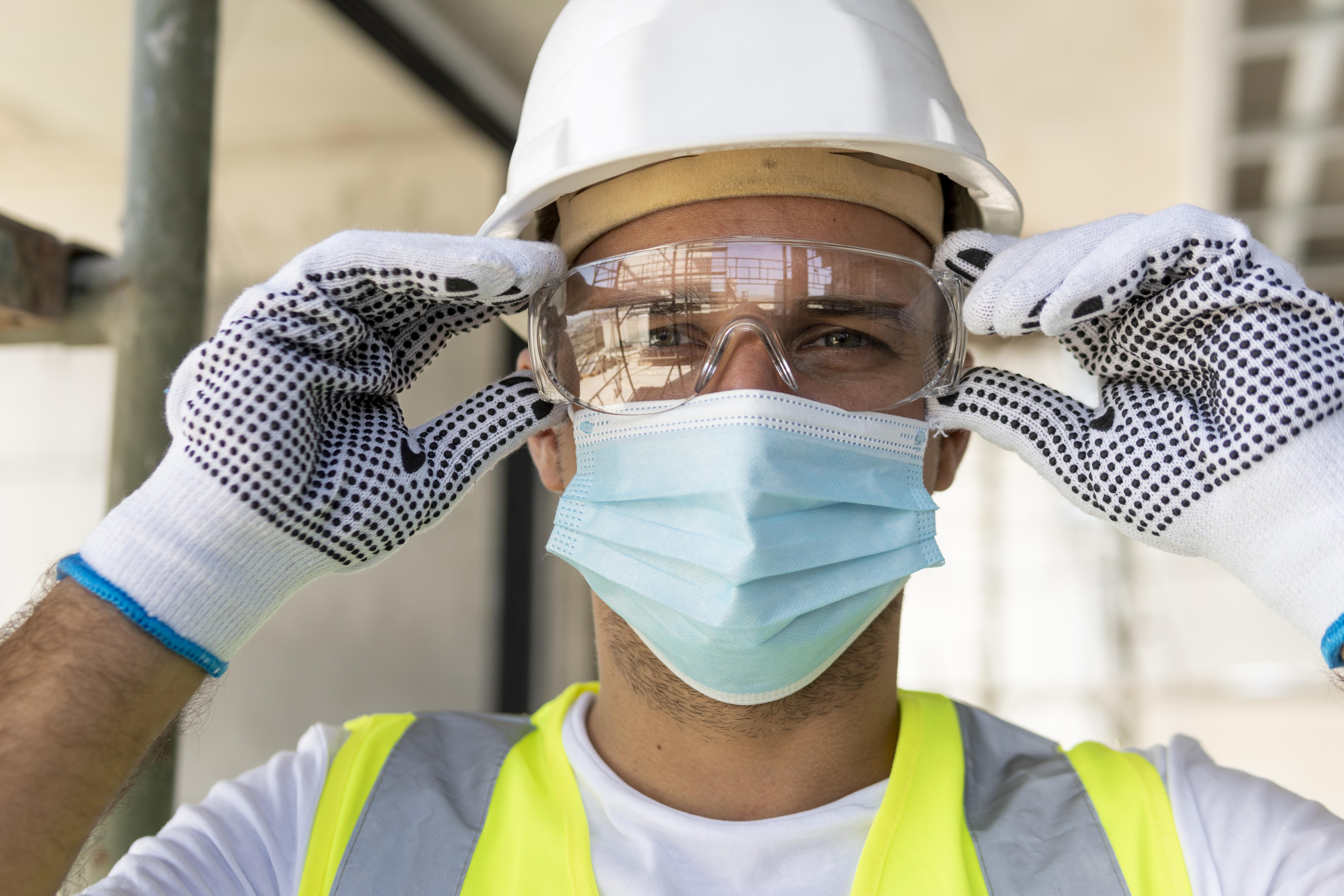 0-trabalhador-usando-oculos-de-seguranca-em-uma-construcao
