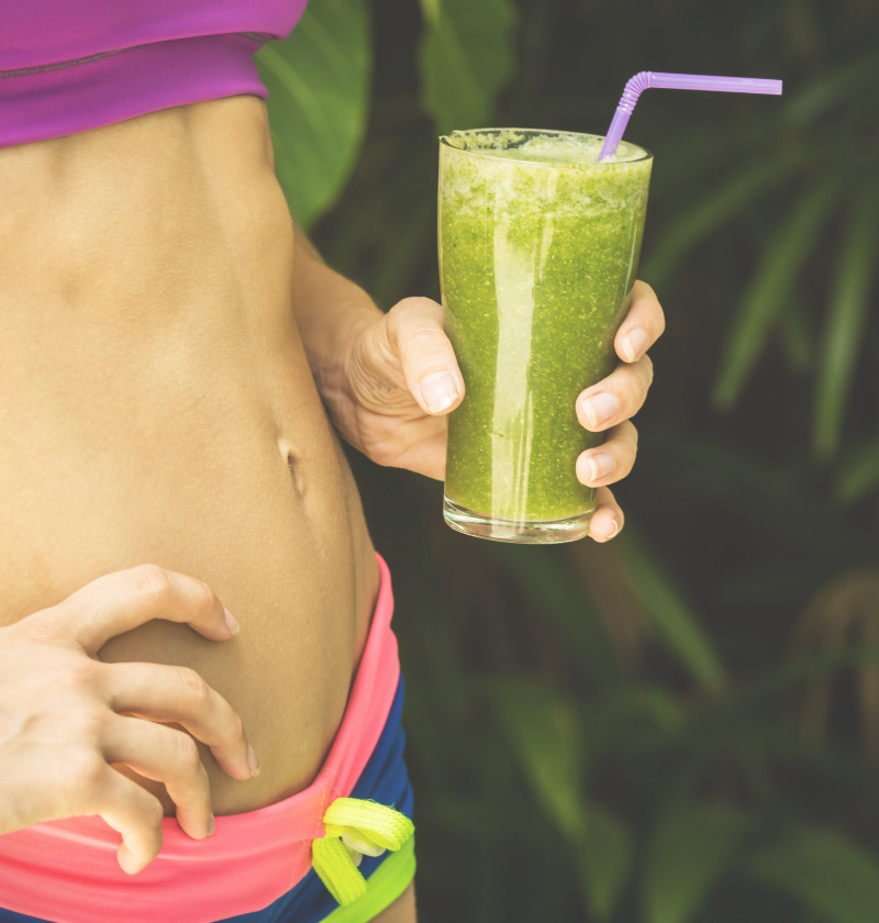 garota-atletica-segurando-um-smoothie-verde