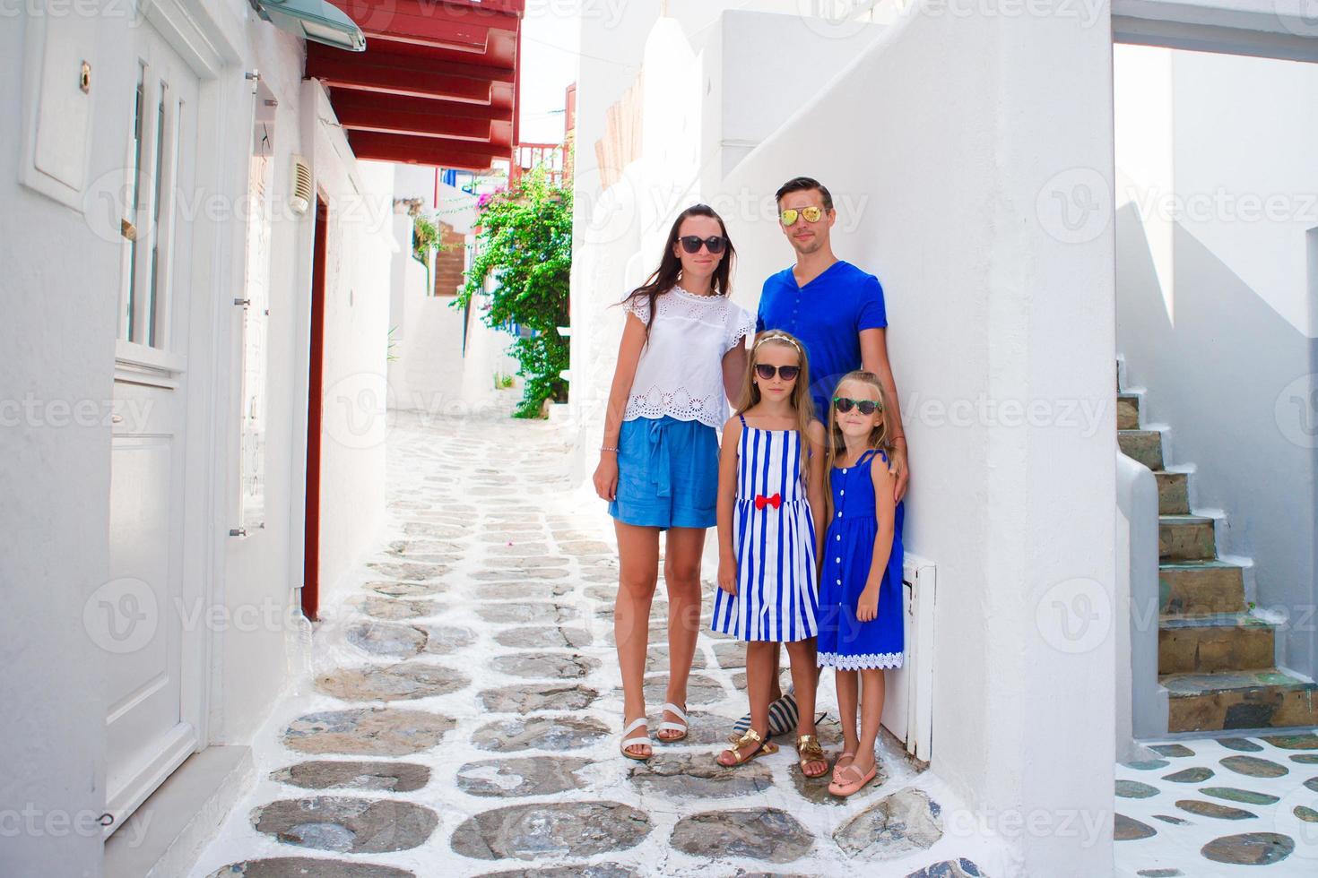 17702372-ferias-em-familia-na-europa-pais-e-filhos-na-rua-da-tipica-aldeia-tradicional-grega-na-ilha-de-mykonos-na-grecia-foto