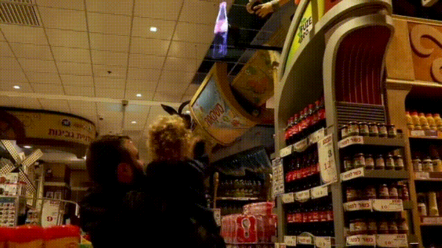 Голографічний вентилятор у торговому центрі — 3D голограма для реклами товарів