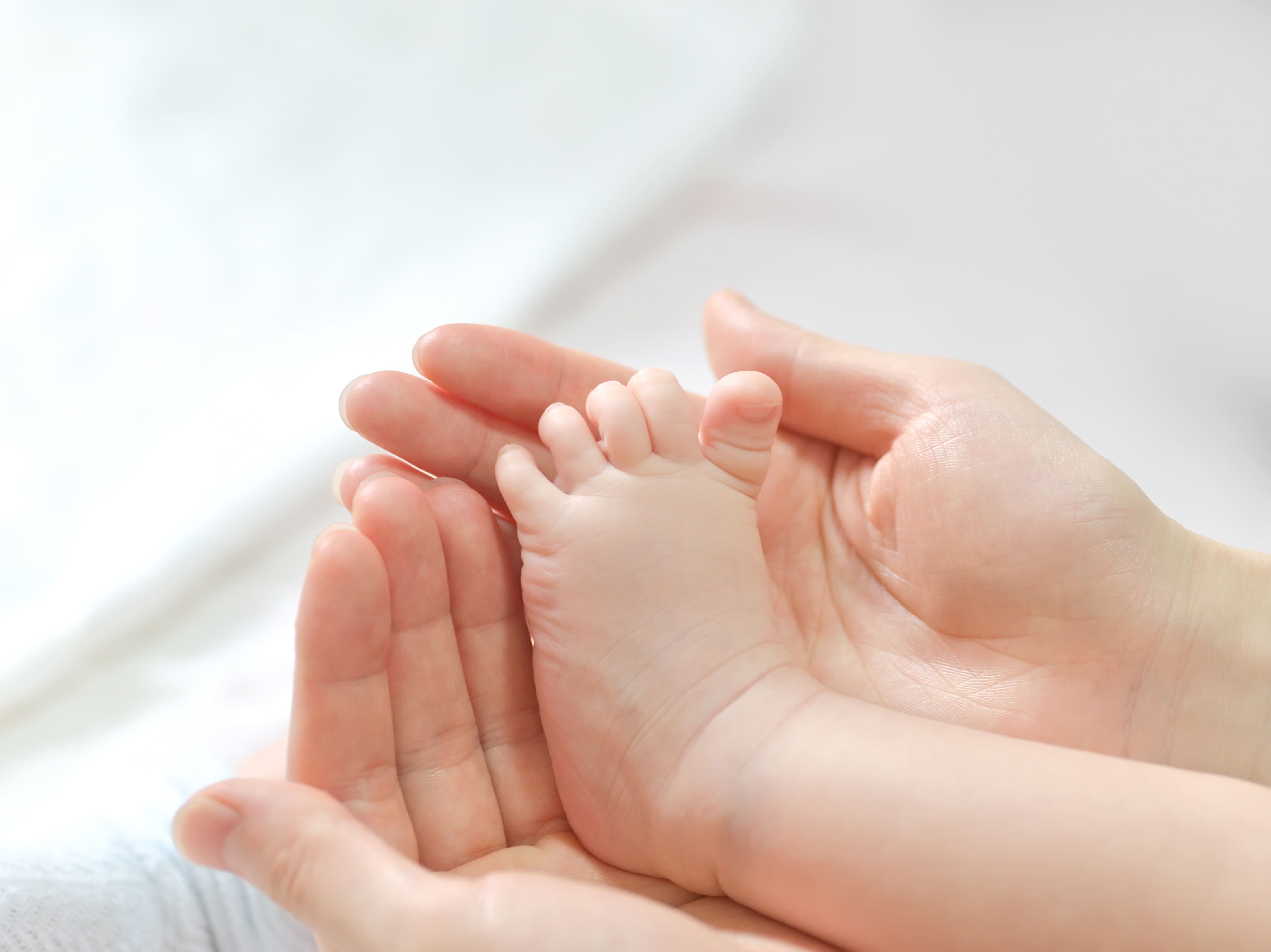 baby-feet-mother-hands_1