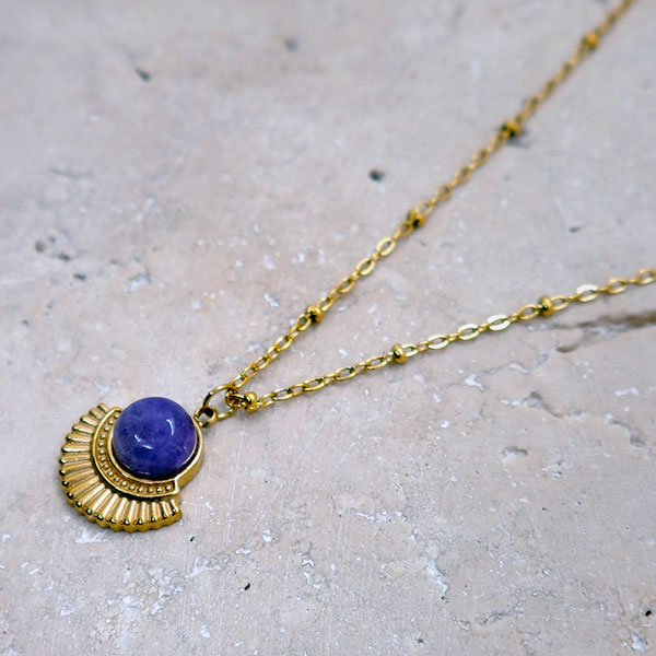 collier doré en amethyste