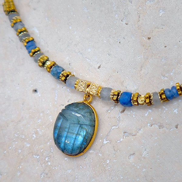 collier scarabée en labradorite