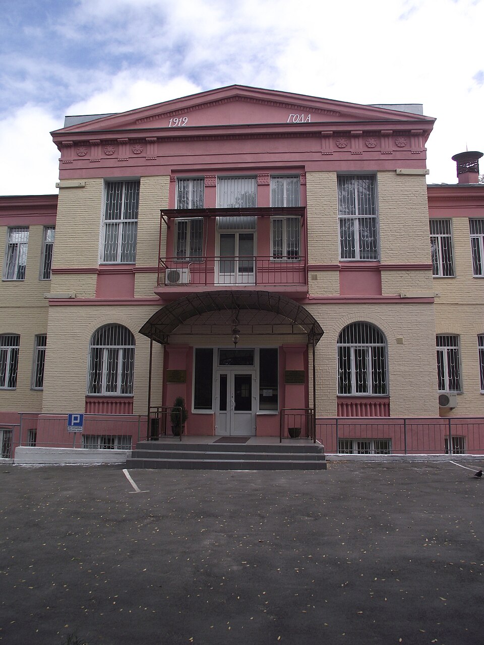 960px-Будинок_лікарні,_де_працював_В._П._Протопопов._Фасад