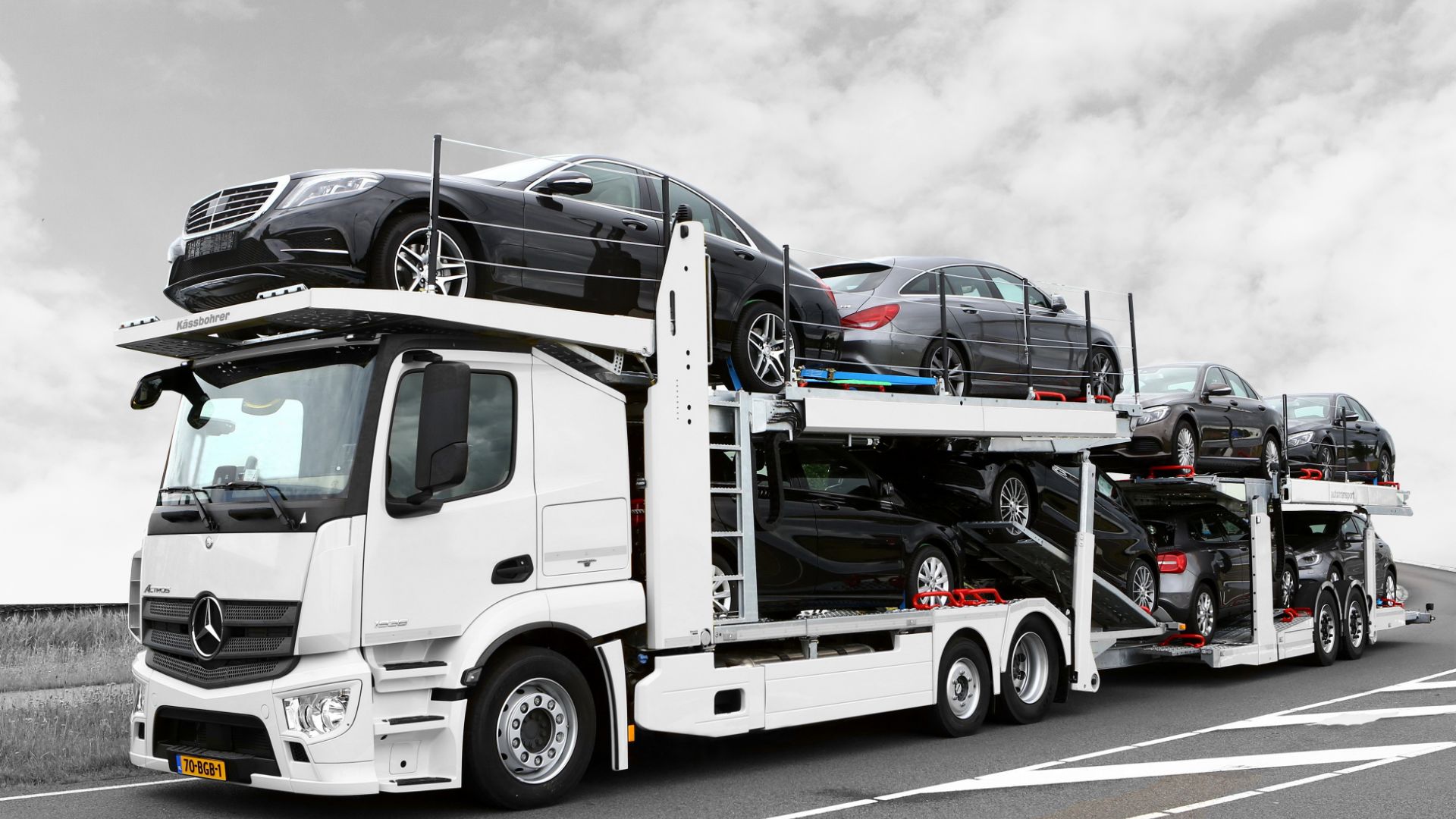 Олар трусиларын шешіп, писки видеосын көрсетеді