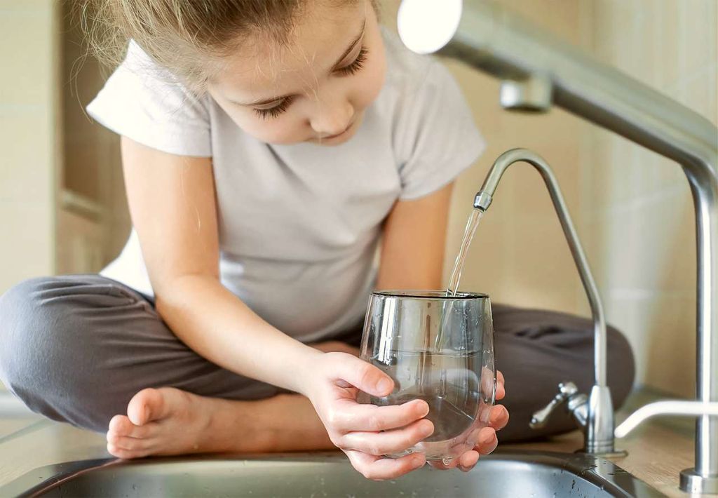 1024_768_water_girl