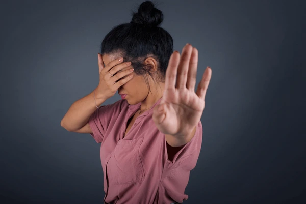 people-body-language-young-woman-600nw-1481390651