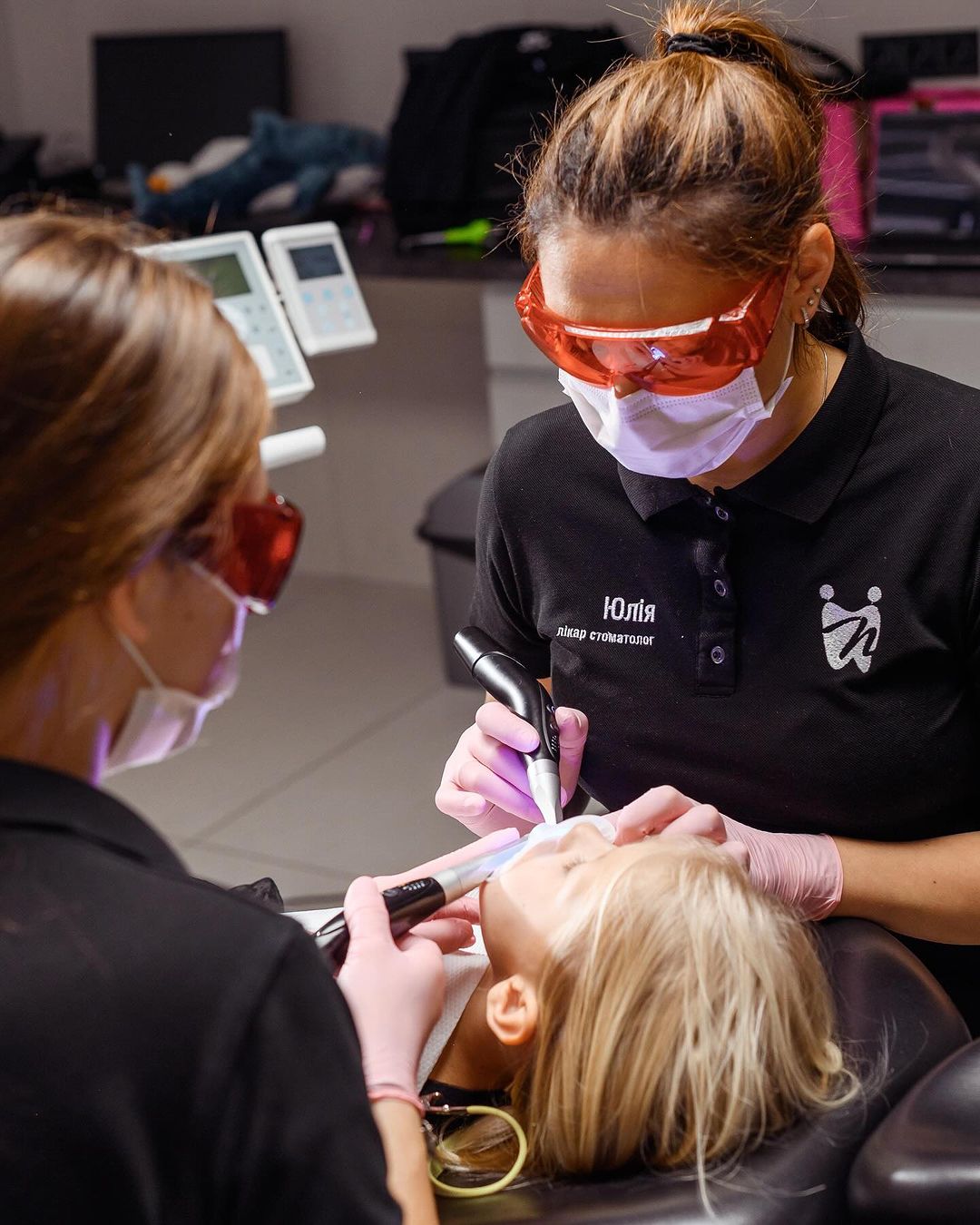 YAk_zberegti_zubi_z_ditinstvaNaybilsha_pomilka_-_tse_nehtuvati_doglyadom_za_molochnimi_zubami_YAkshcho_Vi_dumate_shcho_molochni_zubi_ne_var