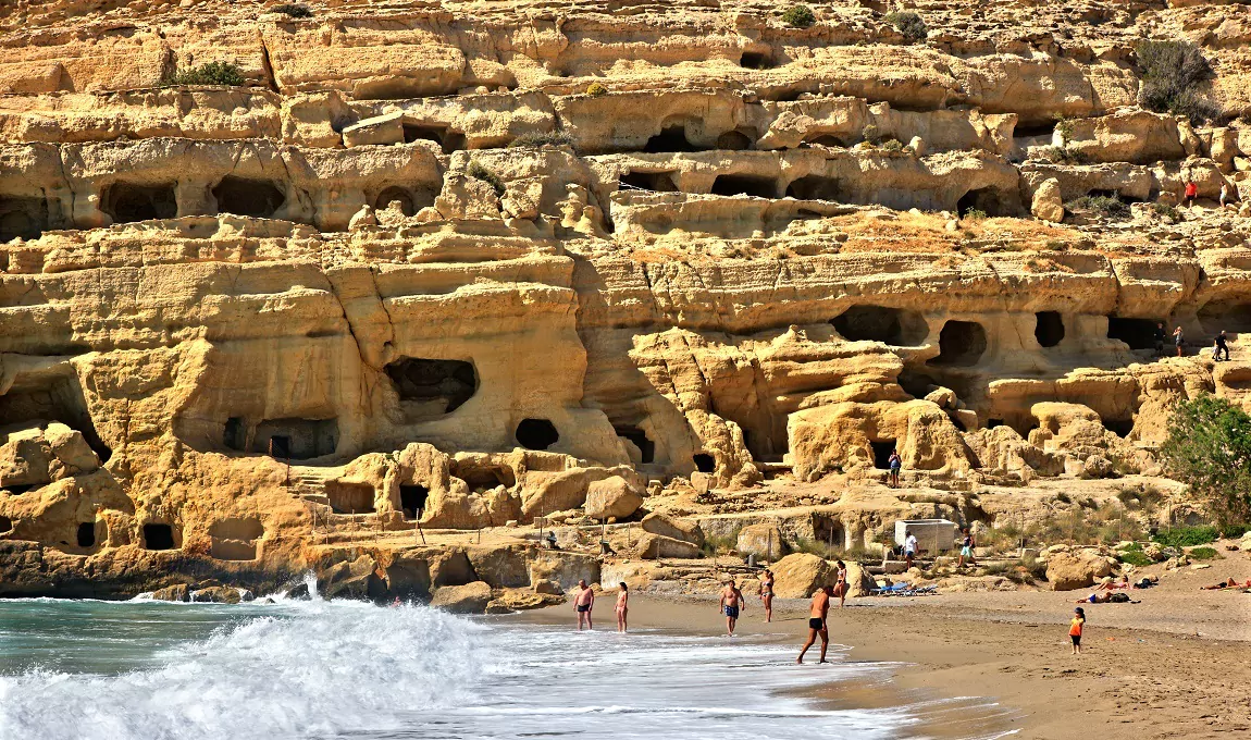 matala-kriti-i-istoria-tis-thrylikis-paralias-pos-einai-simera-oi-spilies-ton-chipis