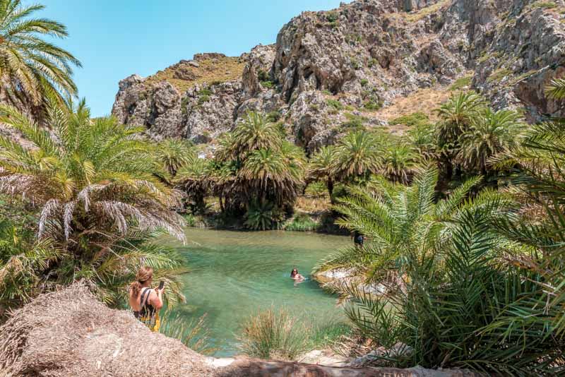 Preveli-Baden-unter-Palmen-im-Fluss
