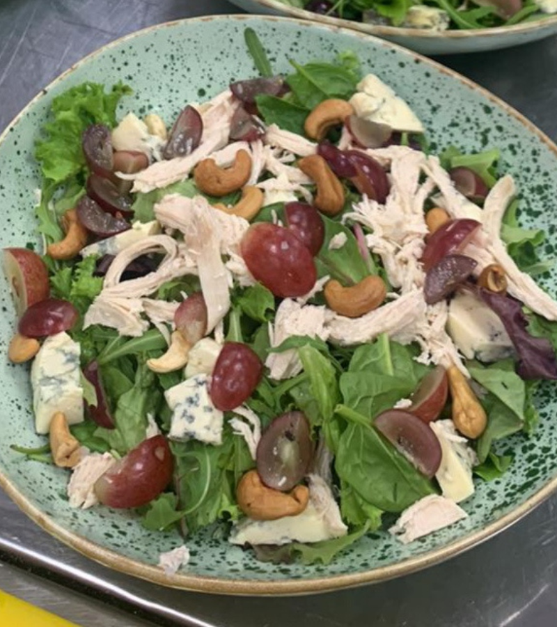 salat_z_kurkoyu_ta_sirom_dor_blyu
